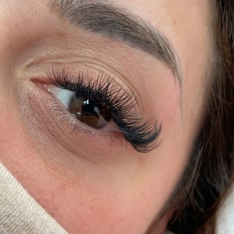 Wimpernverlängerung in Nahaufnahme