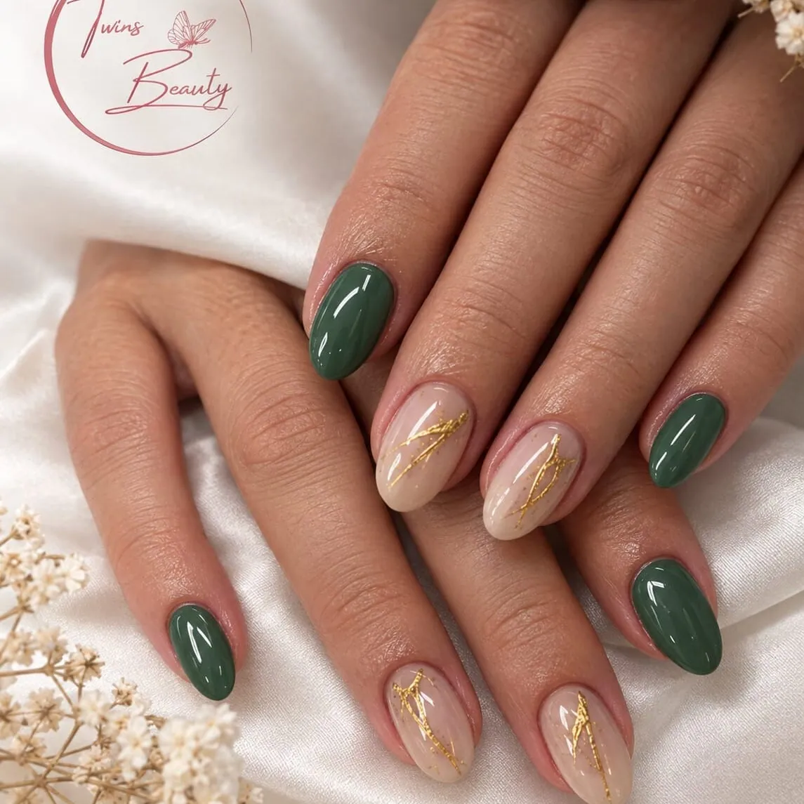 UV-Gel-Nägel in Grün und Gold
